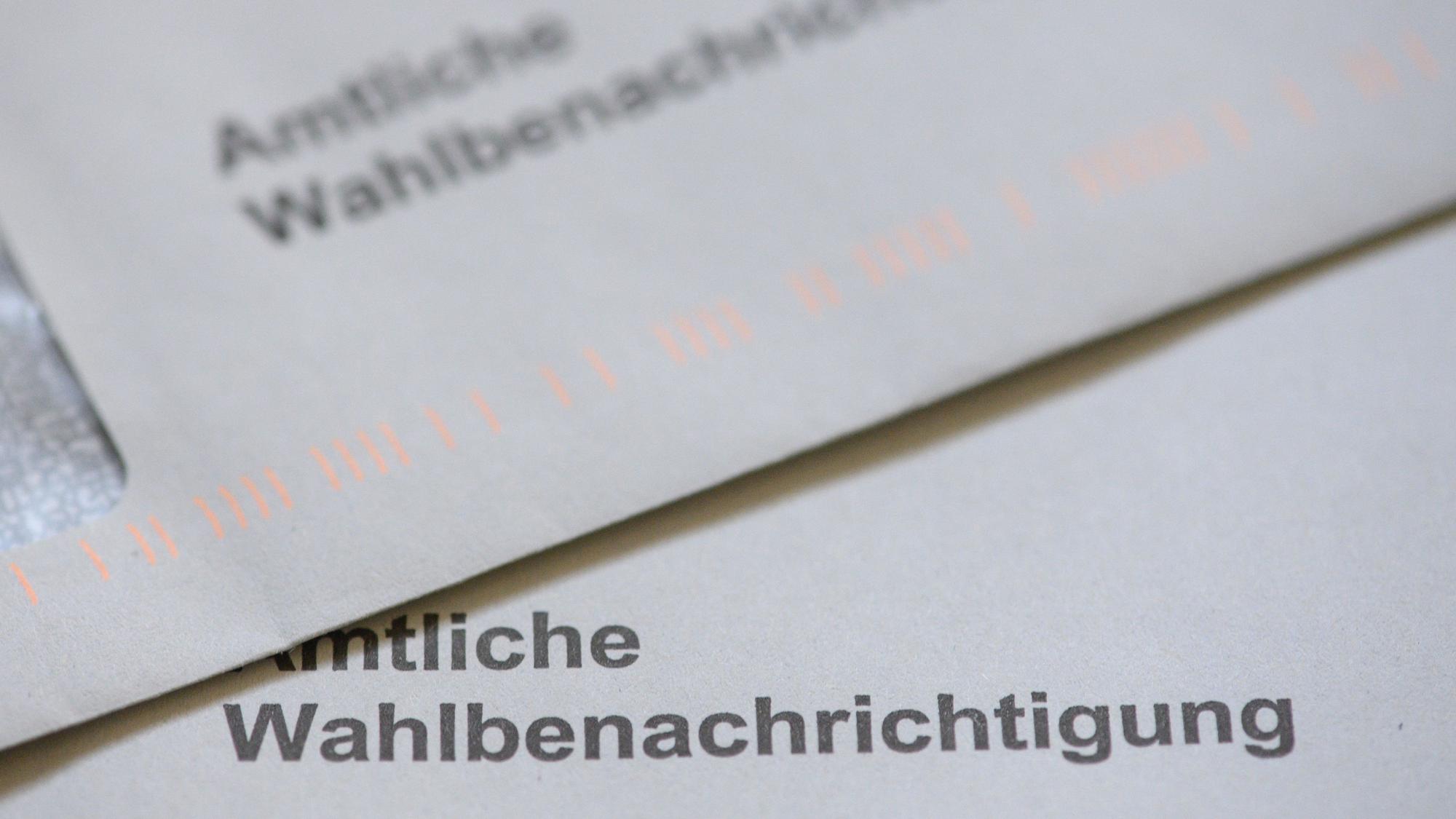 „Amtliche Wahlbenachrichtigung“ steht auf einem Couvert.