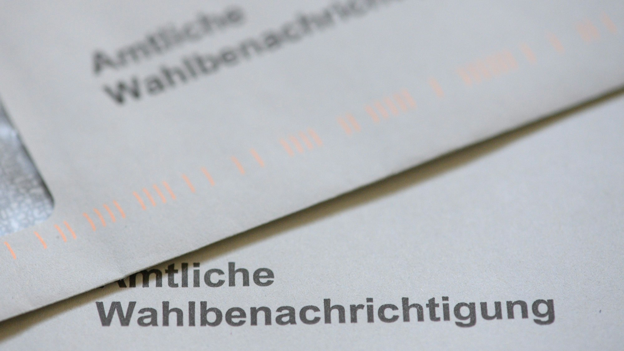 „Amtliche Wahlbenachrichtigung“ steht auf einem Couvert.