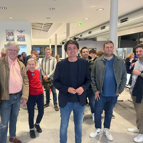 Bei der Bürgermeisterwahl in Hennef setzte sich der Amtsinhaber Mario Dahm (SPD) im ersten Wahlgang mit absoluter Mehrheit durch. Die Sozialdemokraten nahmen ‚ihren Bürgermeister‘ in die Mitte.