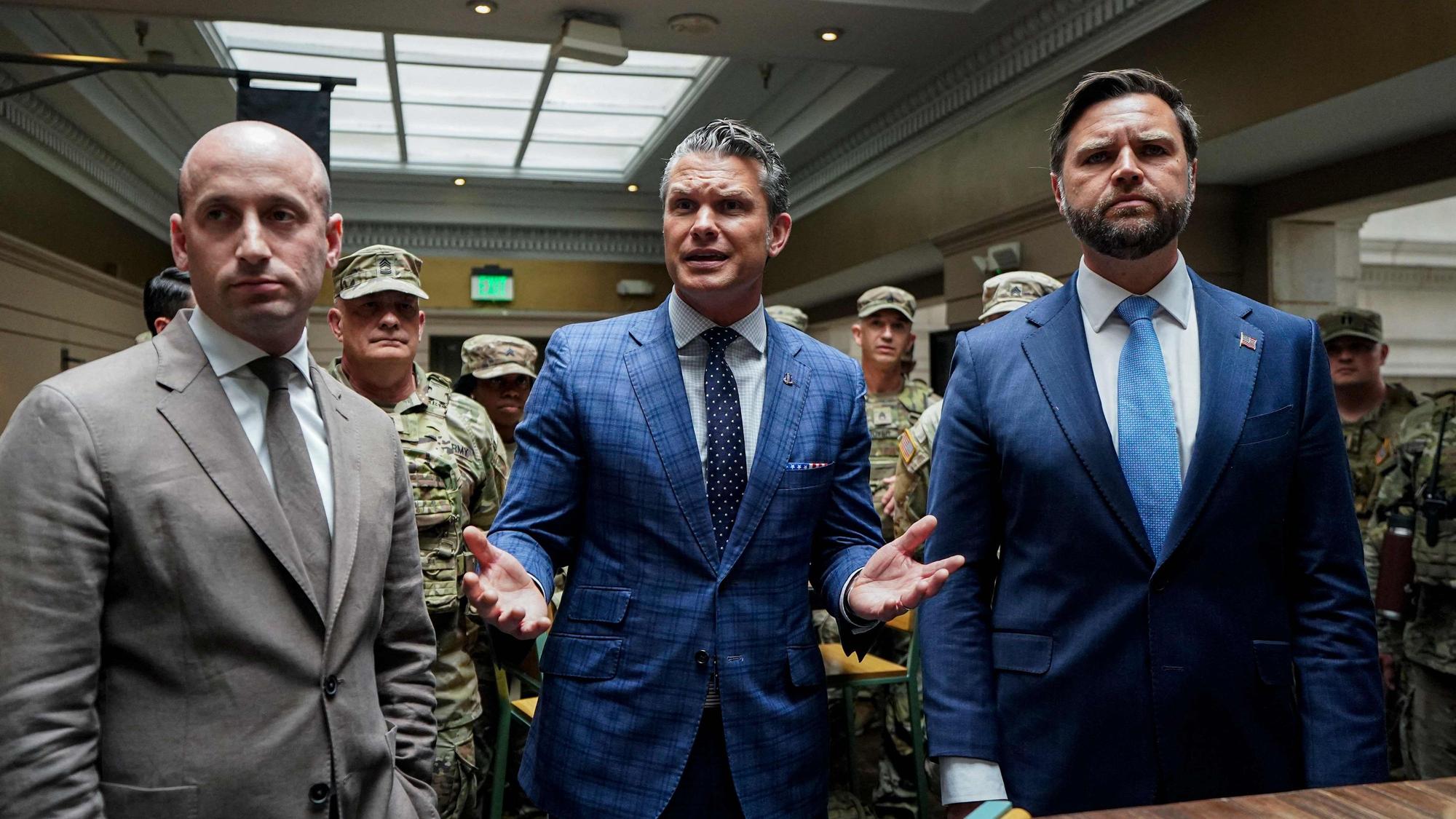 Der stellvertretende Stabschef des Weißen Hauses Stephen Miller, Verteidigungsminister Pete Hegseth und Vizepräsident J. D. Vance bei einem Besuch bei der US-Nationalgarde. (Archivbild)