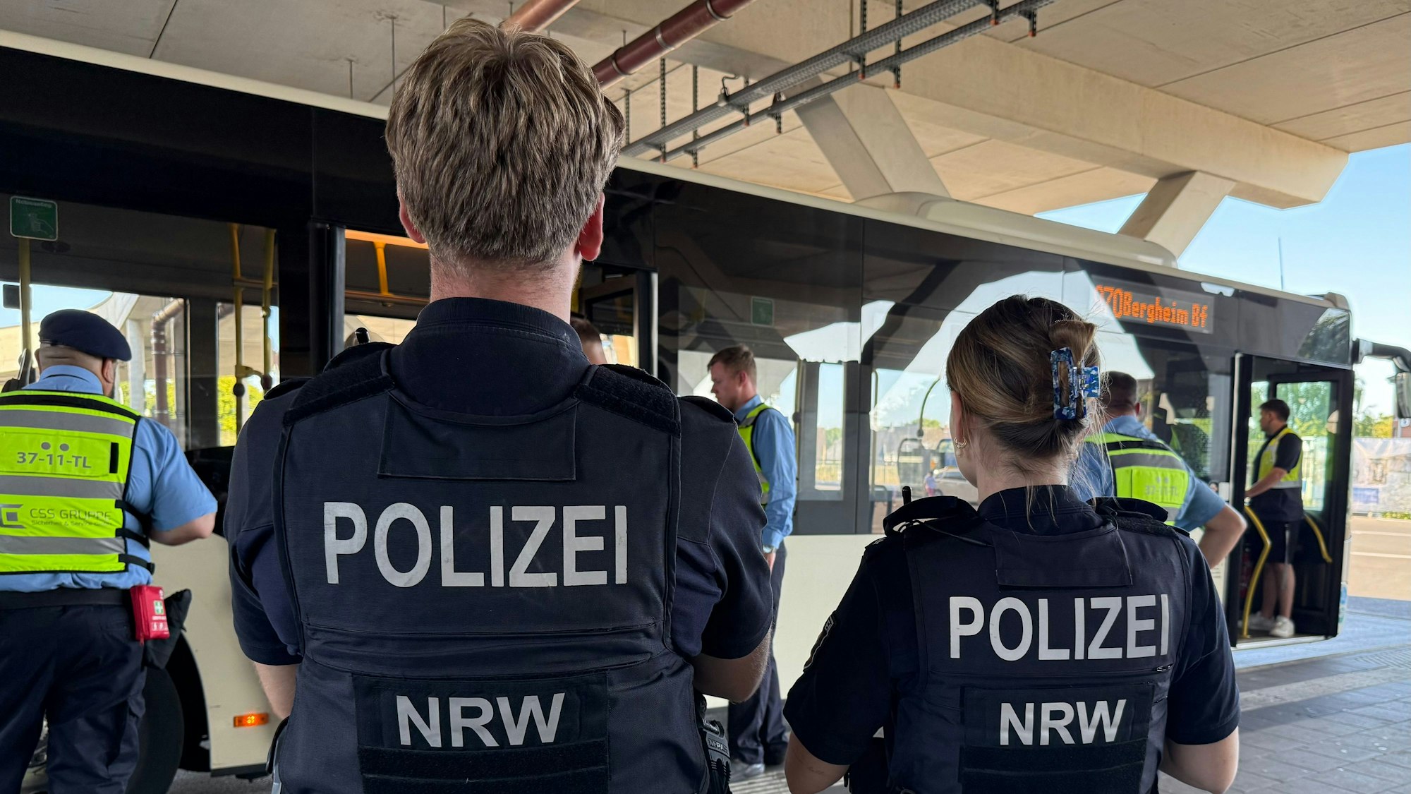 Im August kontrollierten Polizei und Ordnungsamt Fahrgäste am Bahnhof in Bergheim. Am Montag ist es dort erneut zu einem Zwischenfall gekommen