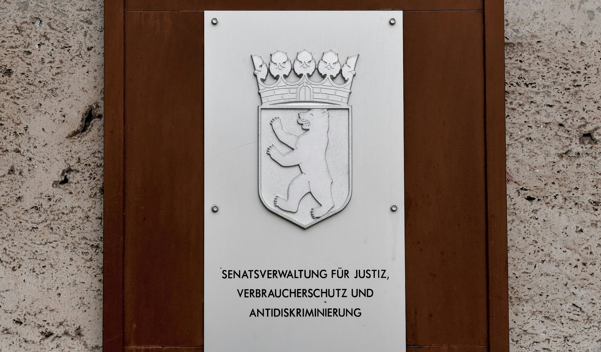 Die Gerichtsvollzieher des Landes Berlin sollen stich- und schusssichere Schutzwesten erhalten. (Symbolbild)