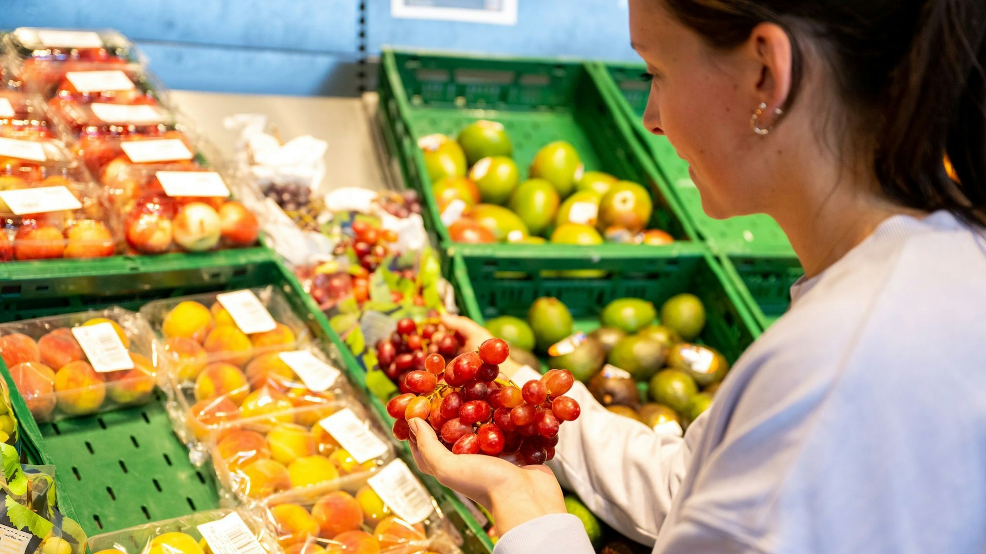 Naschen verboten: Grundsätzlich dürfen Waren im Supermarkt nicht vor dem Kauf gekostet werden.