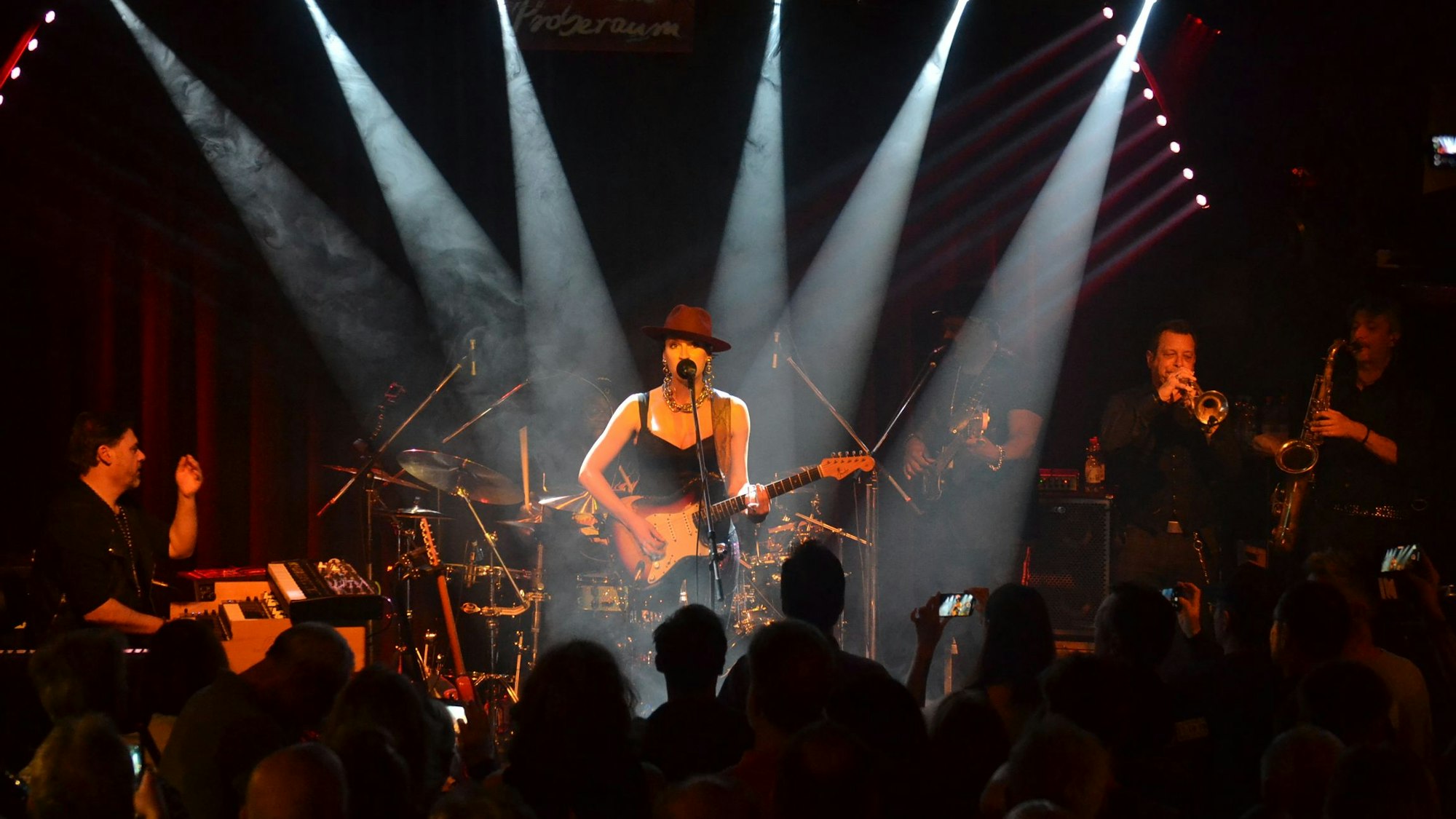Das Bild zeigt die Sängerin und ihre Band auf der Bühne.