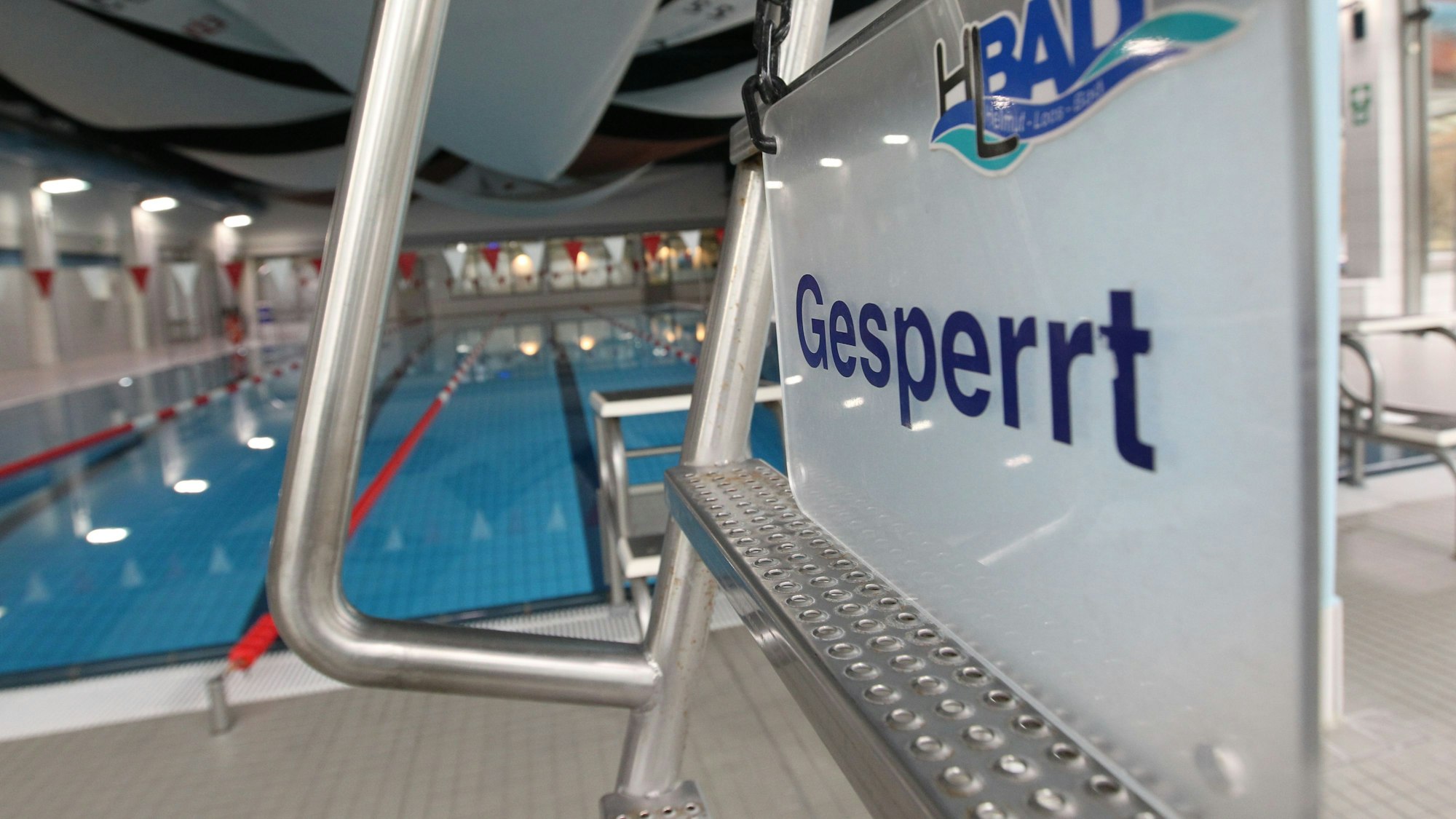 Wegen Personalmangel bleibt das Niederkasseler Helmut-Loos-Hallenbad erneut rund zwei Wochen lang für die Öffentlichkeit gesperrt.