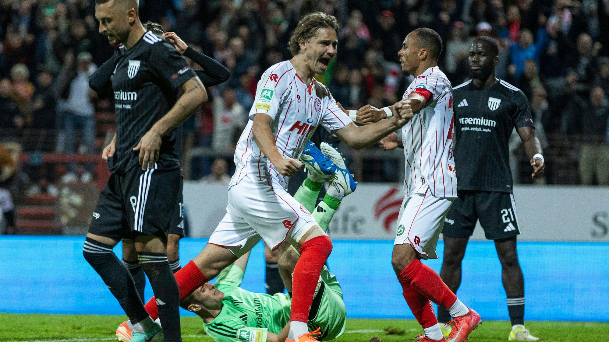 Regionalliga West: Fortuna Köln - 1. FC Bocholt, 16.09.2025 Maximilian Fischer Fortuna Köln, 3 jubelt nach dem Tor zum 1:1 Ausgleich, Stipe Batarilo 1. FC Bocholt, 8 vorne lässt den Kopf hängen. Regionalliga West, Fortuna Köln - 1. FC Bocholt, 8. Spieltag, am 16.09.2025, Südstadion, Köln *** Regionalliga West Fortuna Köln 1 FC Bocholt, 16 09 2025 Maximilian Fischer Fortuna Köln, 3 celebrates after the goal to equalize 1 1, Stipe Batarilo 1 FC Bocholt, 8 in front hangs his head Regionalliga West, Fortuna Köln 1 FC Bocholt, 8 matchday, on 16 09 2025, Südstadion, Cologne Copyright: xBEAUTIFULxSPORTS/Meuselx