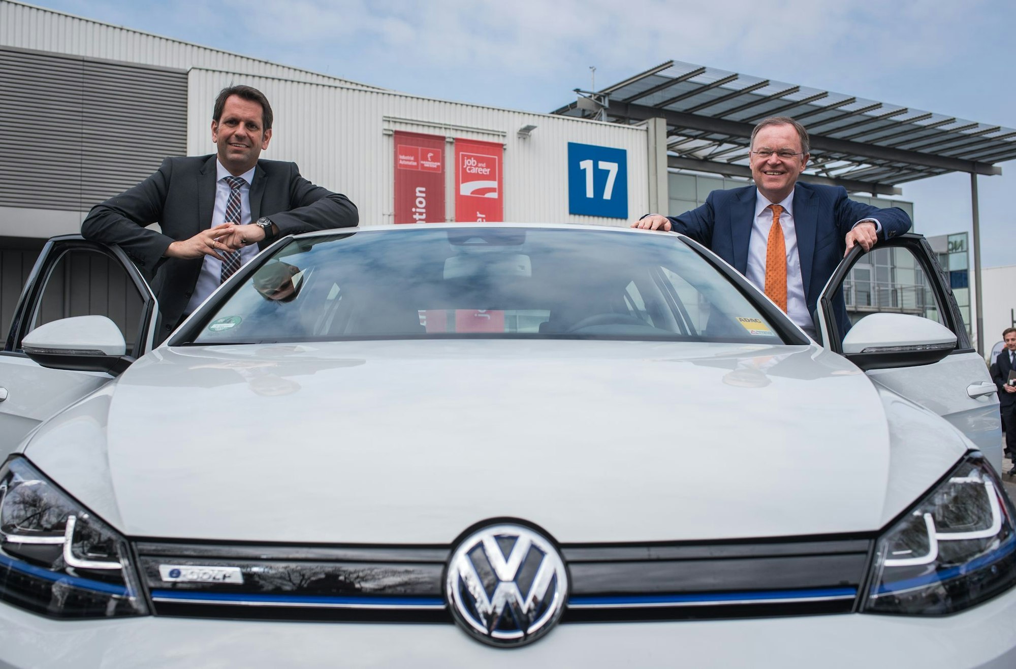 Als Ministerpräsident sitzt Lies (l) für Niedersachsen im VW-Aufsichtsrat. Auch 2015 war er dabei – als Wirtschaftsminister an der Seite des früheren Regierungschefs Stephan Weil (r). (Archivbild)