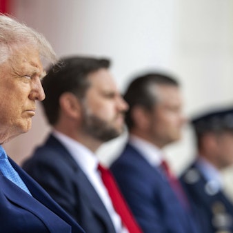 US-Präsident Donald Trump, im Hintergrund ist Vizepräsident J. D. Vance zu sehen. Die US-Regierung wählt nach dem Attentat an Charlie Kirk bedrohliche Töne – und sorgt so vor eindringlichen Warnungen der Demokraten. (Archivbild)