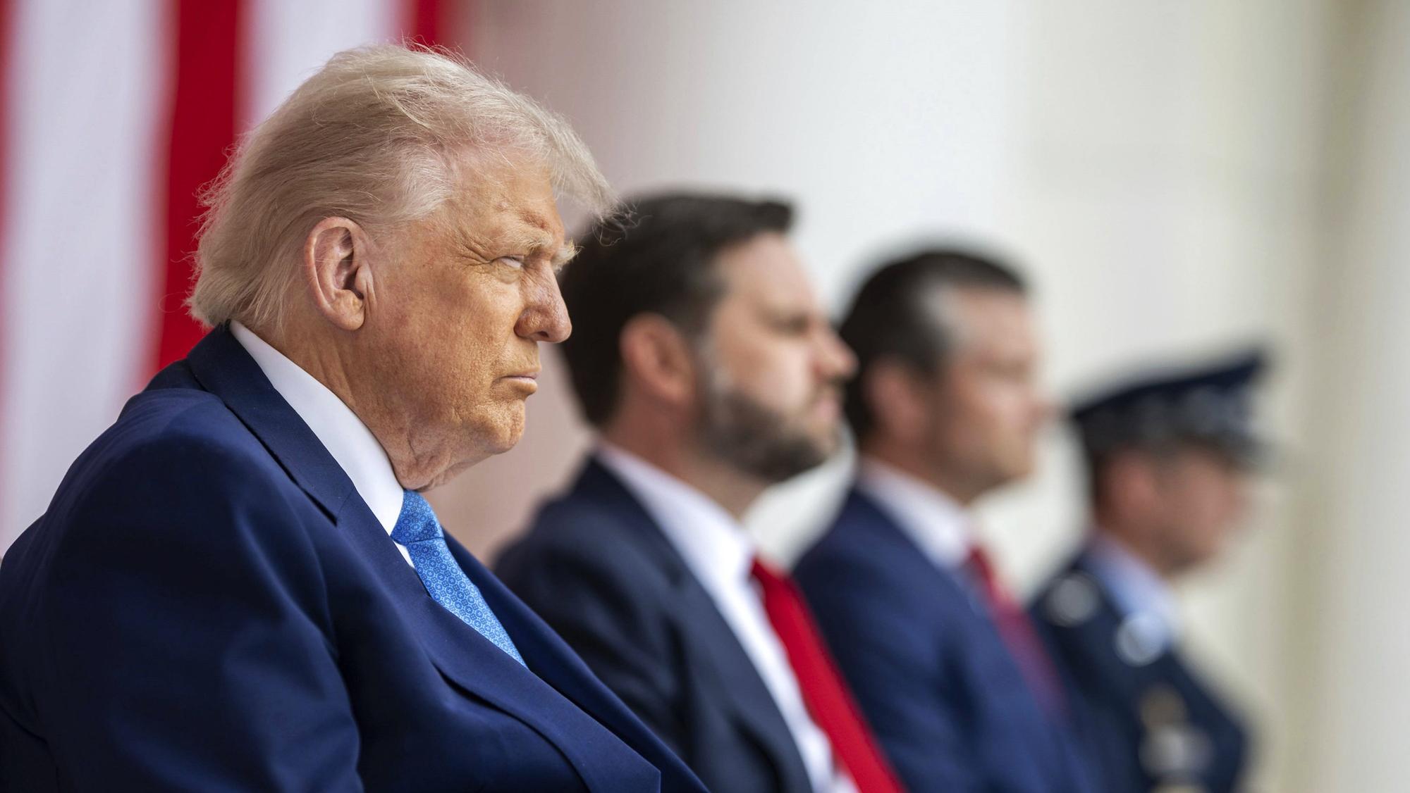 US-Präsident Donald Trump, im Hintergrund ist Vizepräsident J. D. Vance zu sehen. Die US-Regierung wählt nach dem Attentat an Charlie Kirk bedrohliche Töne – und sorgt so vor eindringlichen Warnungen der Demokraten. (Archivbild)