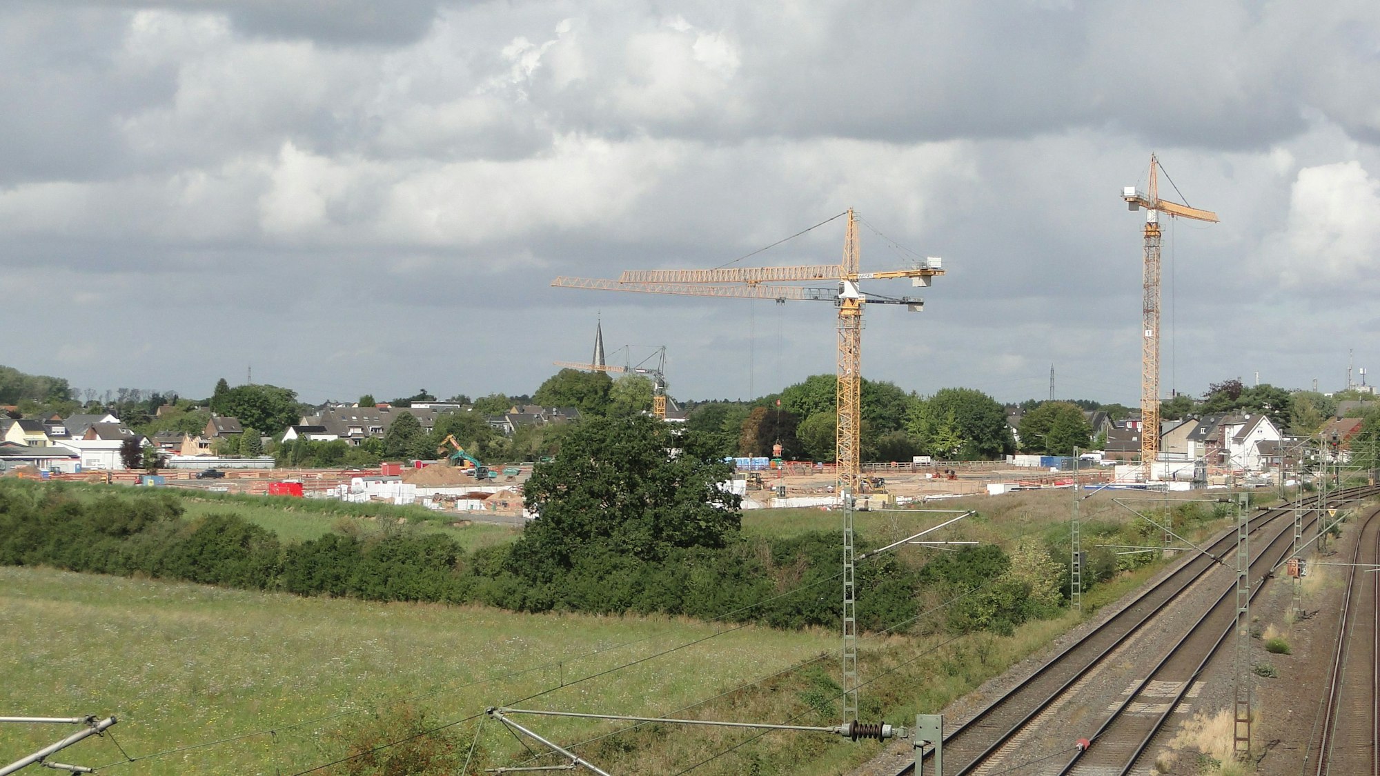 Die frühere Wiese musste einem Baugebiet weichen: Hier entsteht das neue Quartier von Roggendorf/Thenhoven.