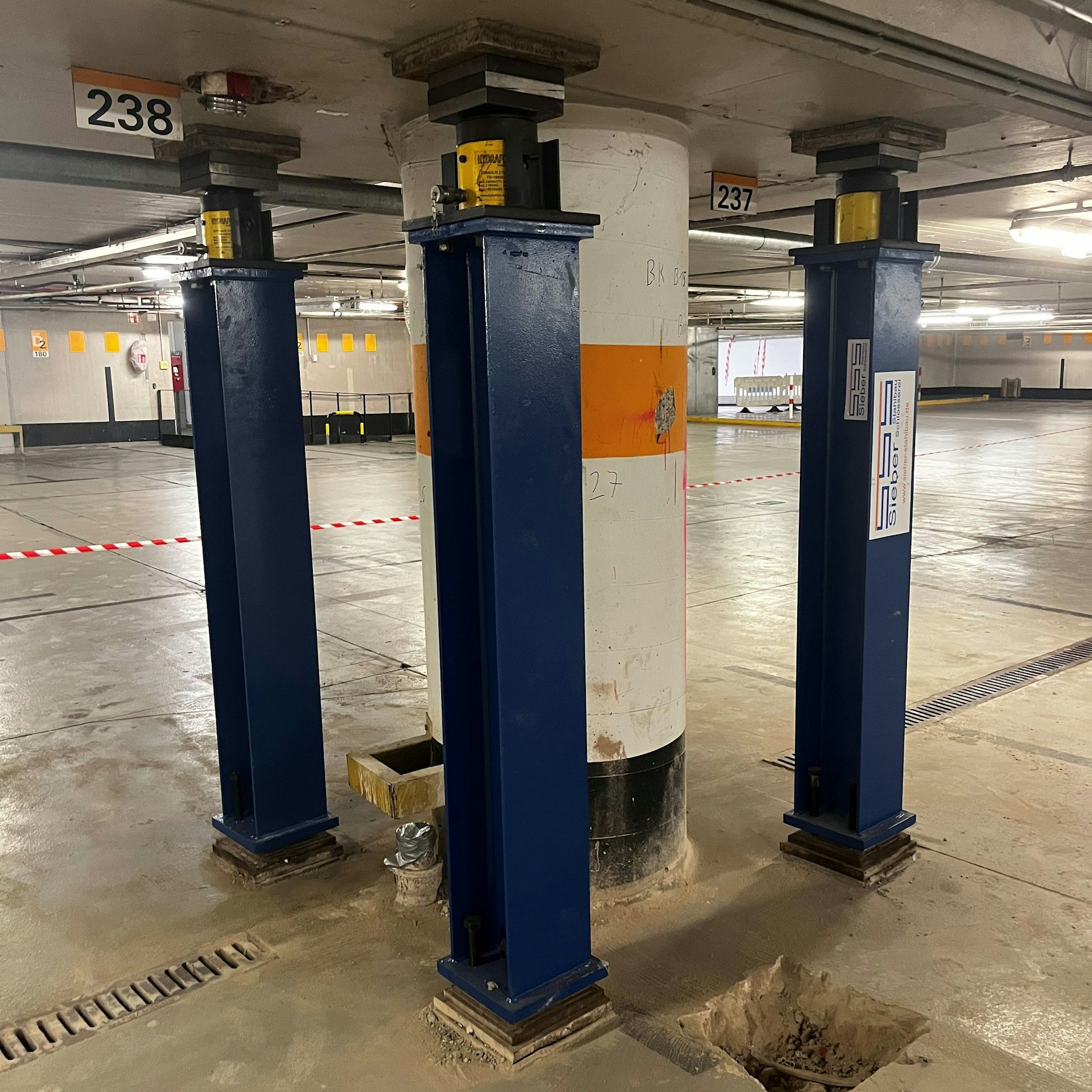 Die hydraulischen Stützen auf der unteren Ebene in der Tiefgarage am Dom.