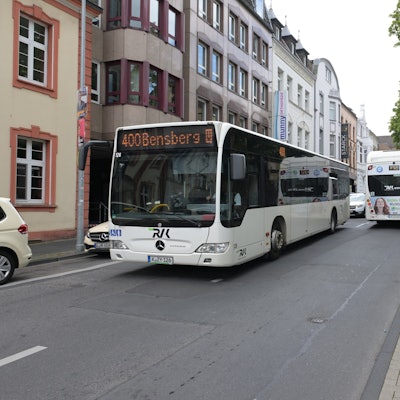 Das Foto zeigt zwei Linienbusse auf der Paffrather Straße