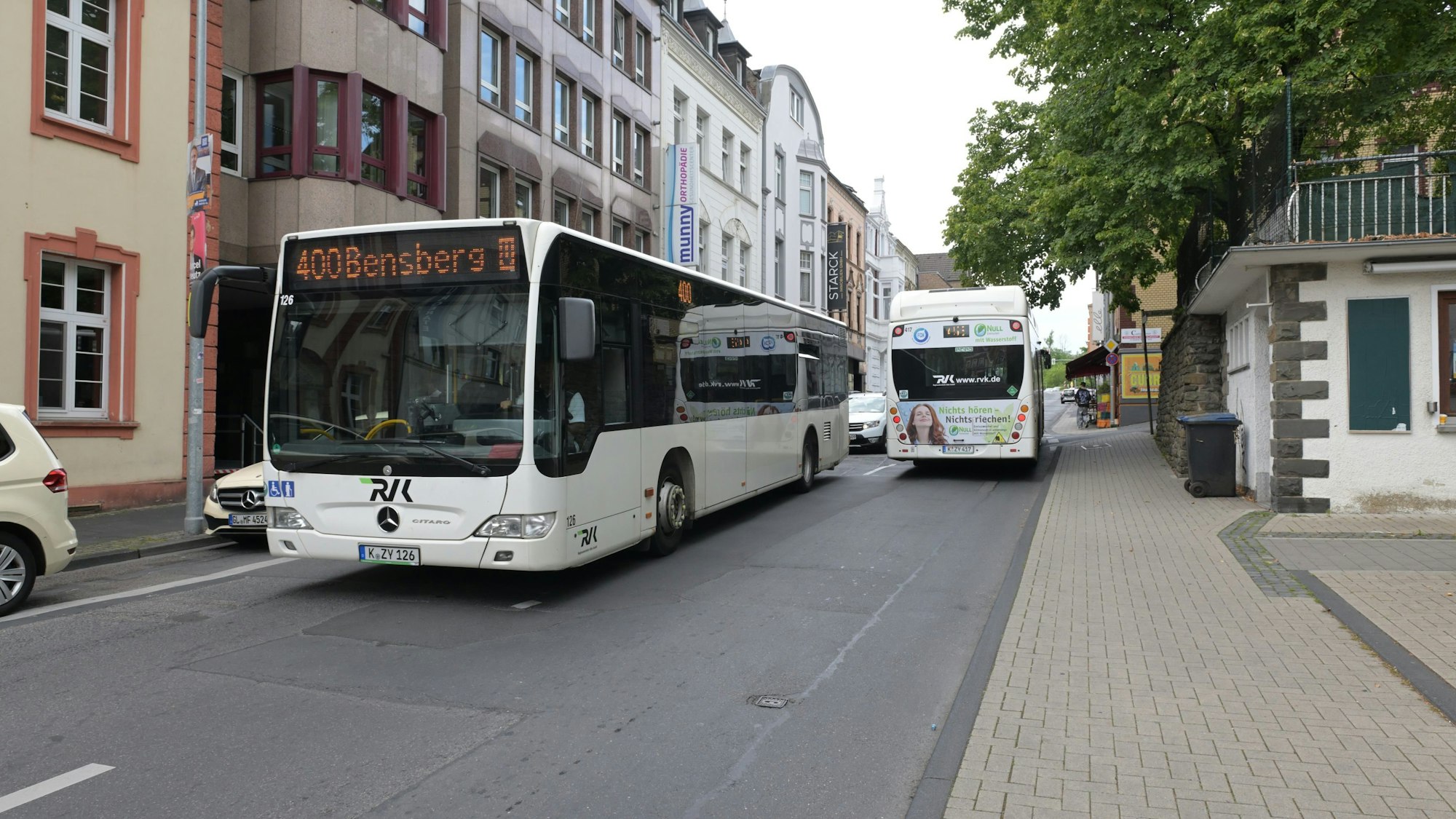 Das Foto zeigt zwei Linienbusse auf der Paffrather Straße