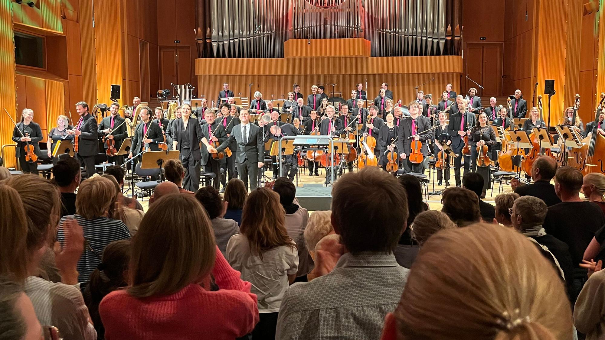 Stehende Ovation: Martina Hill und das WDR-Funkhausorchester erzählen die Geschichte von Robin Hood