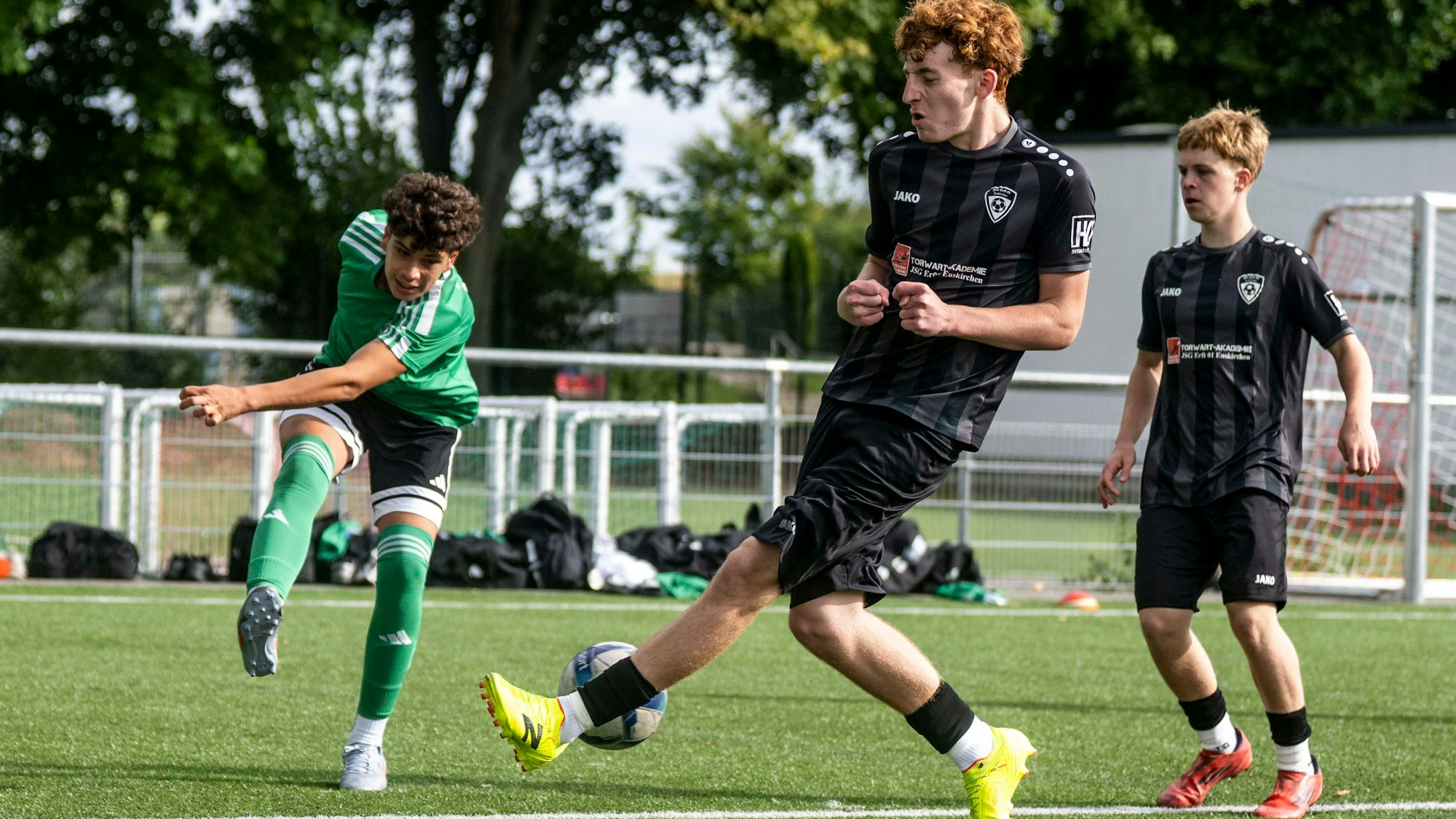 Das Bild zeigt eine Szene aus dem Duell der JSG Erft gegen Lindenthal-Hohenlind.