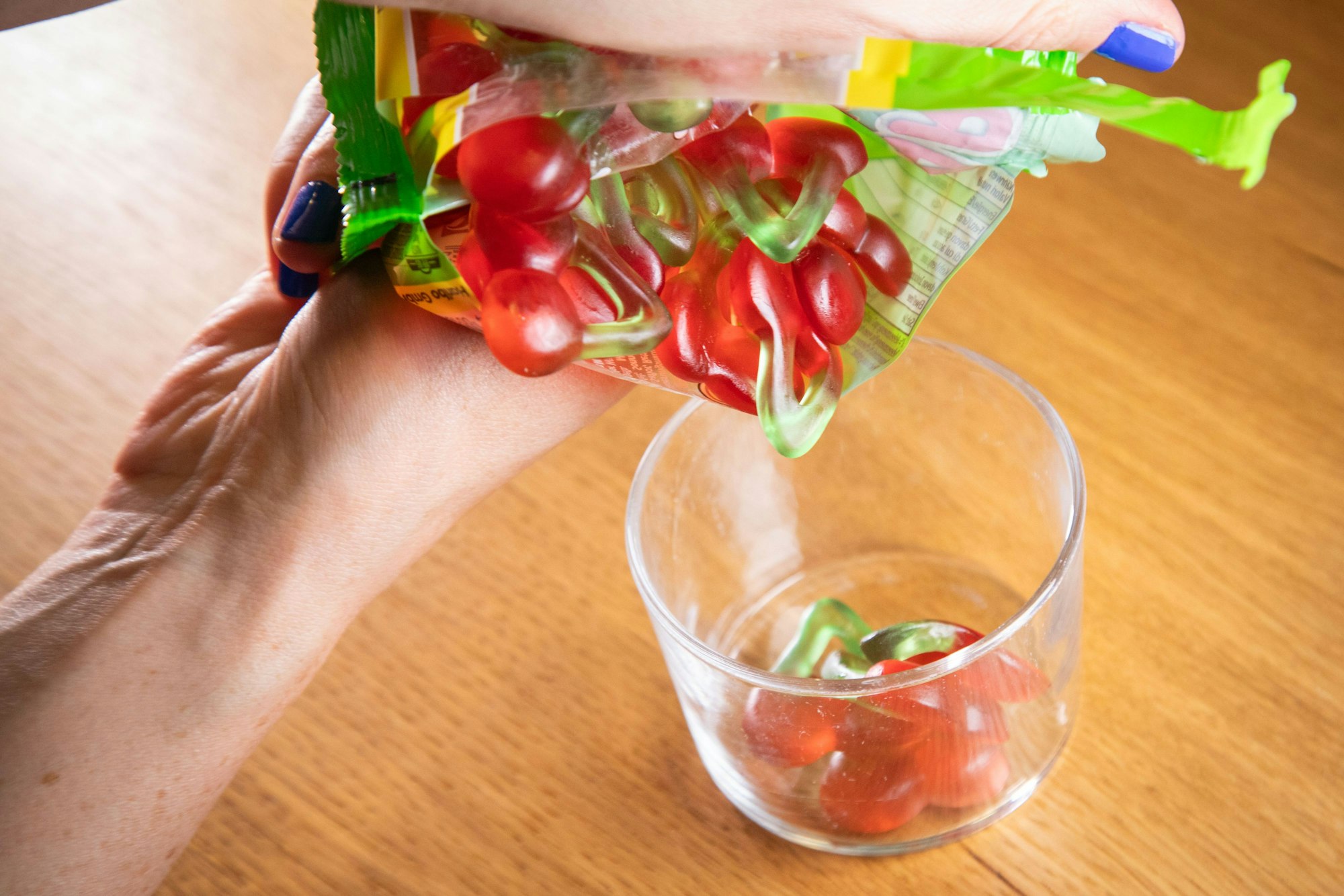 Schritt 3: Fruchtgummi herausnehmen und naschen.