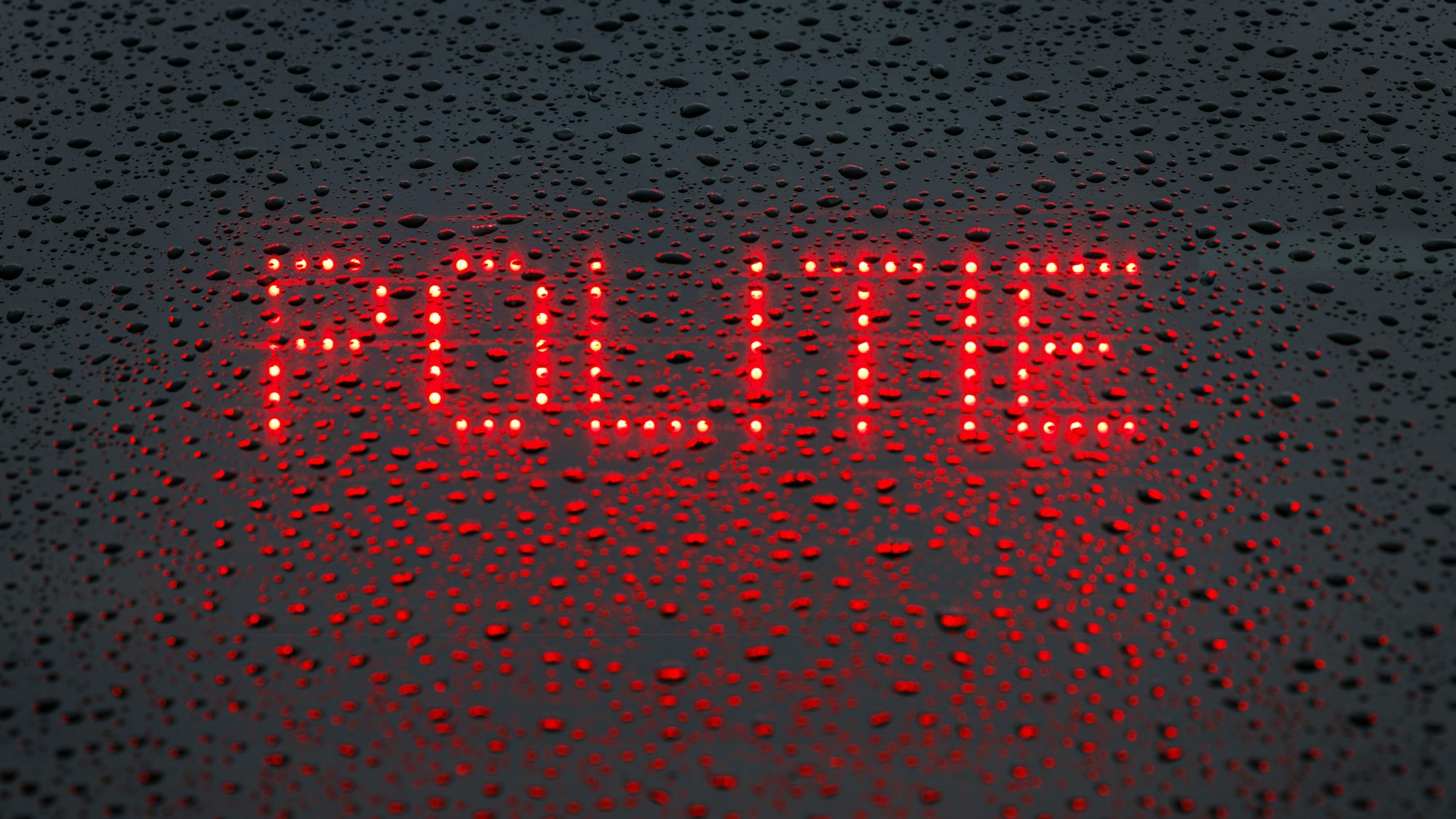 Das niederländische Wort Politie ('Polizei') wird in der Heckscheibe von einem Einsatzfahrzeug angezeigt. (Symbolbild)