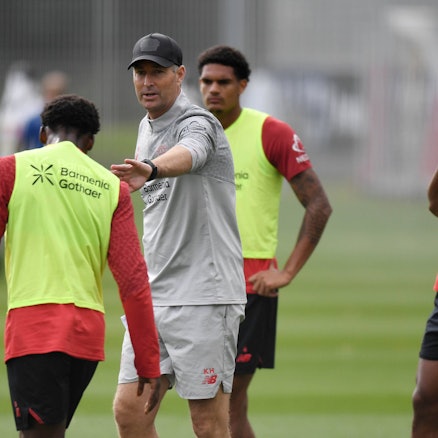 Leverkusens Trainer Kasper Hjulmand (Mitte mit v. links Ernest Poku, Jarell Quansah und Loic Bade) in der Vorbereitung auf das Spiel in Kopenhagen.