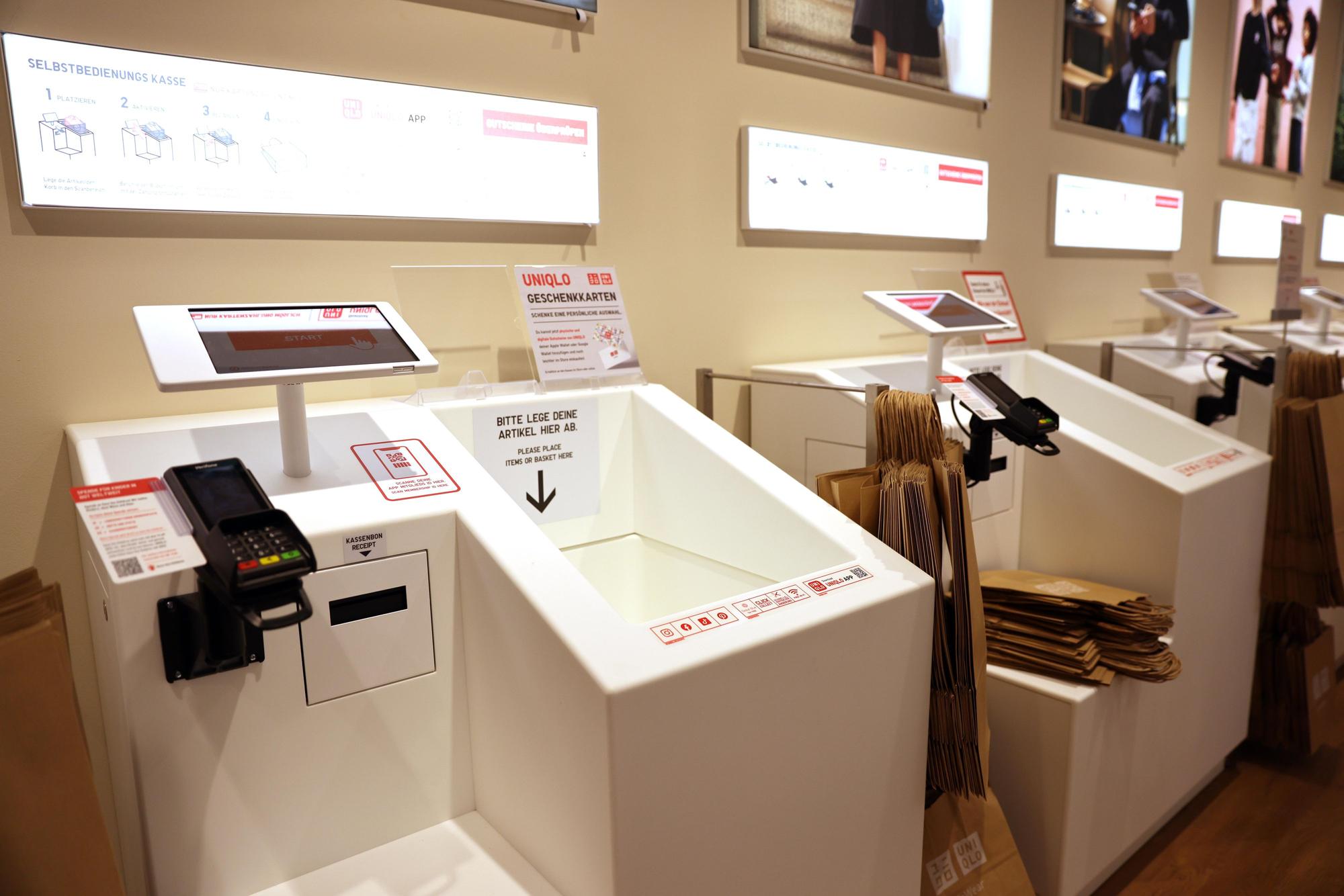 Ware reinwerfen und bezahlen - so funktionieren die Kassen im neuen Uniqlo.