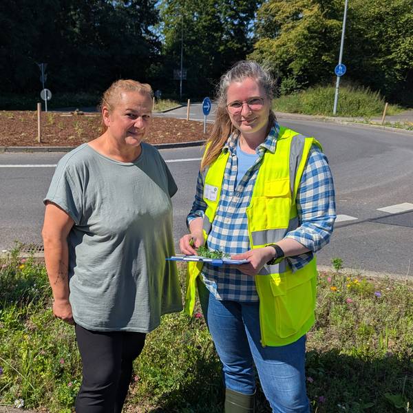 Das Foto zeigt zwei Frauen mit einem Klemmbrett vor dem Kreisverkehr an der Theresienhöhe am Hürth-Park.
