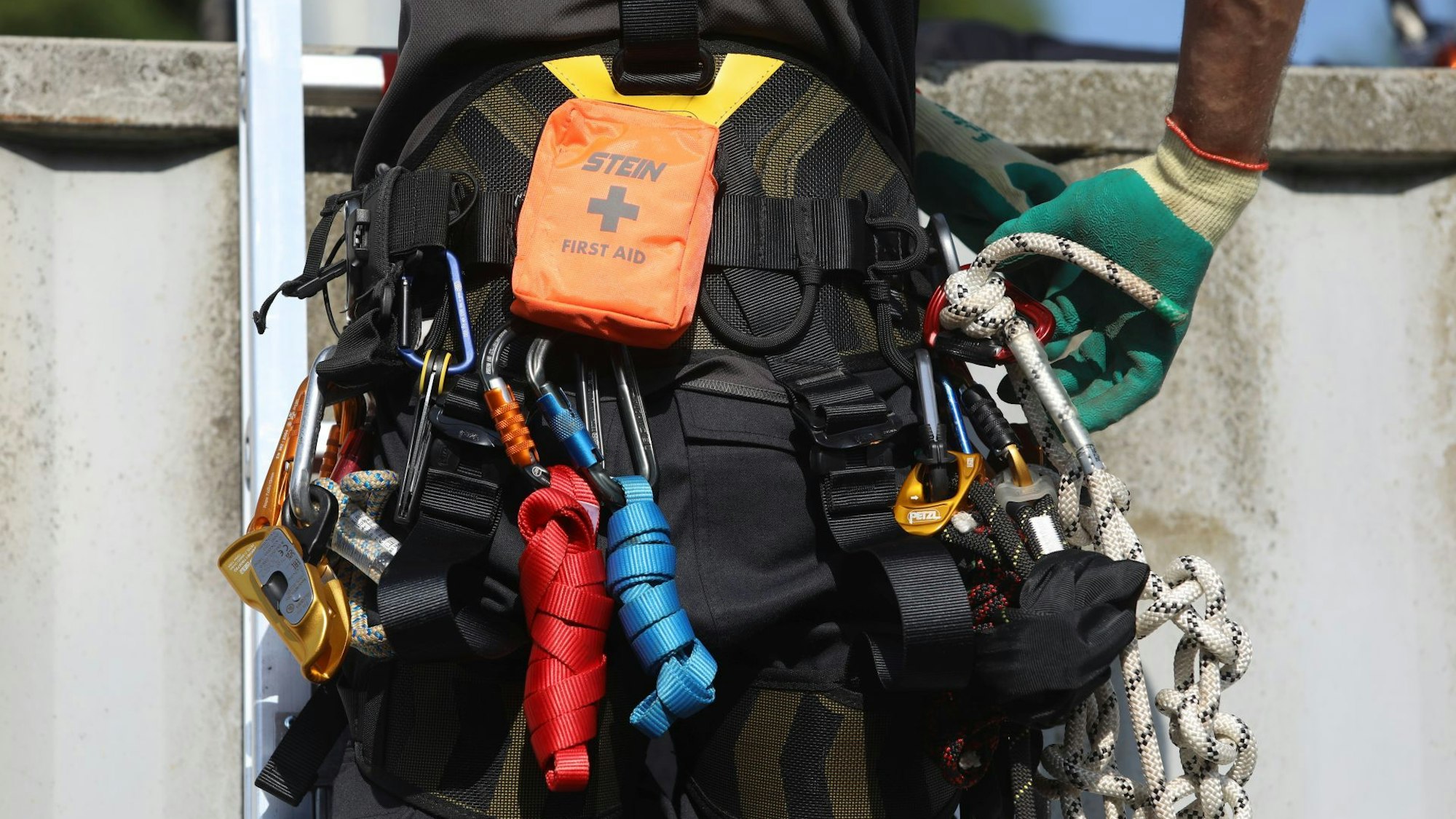 Spezielles Equipment haben die Höhenretter.