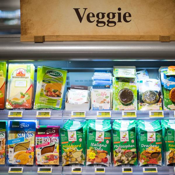 Vegane Produkte stehen am 22.08.2013 im veganen Supermarkt „Veganz“ in Berlin neben der Kasse.