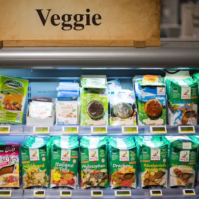 Vegane Produkte stehen am 22.08.2013 im veganen Supermarkt „Veganz“ in Berlin neben der Kasse.