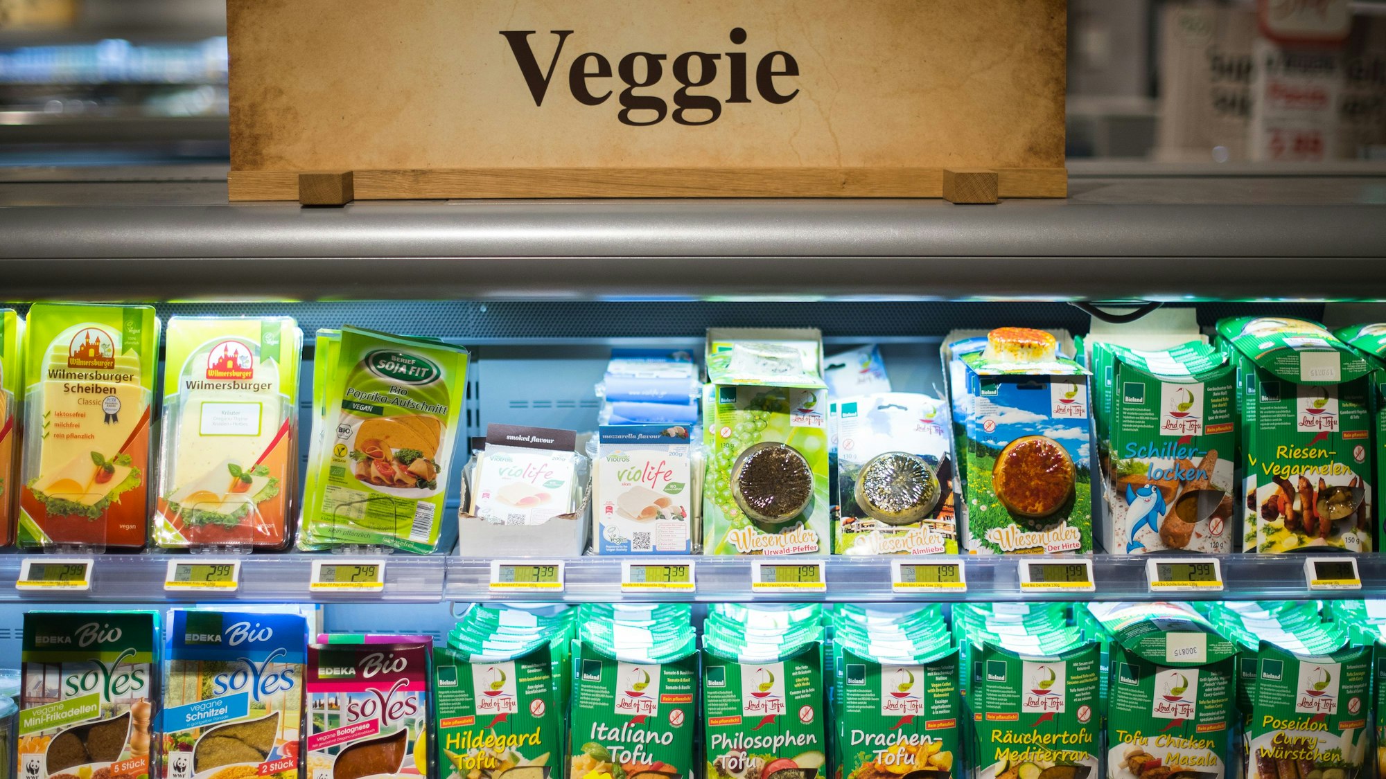 Vegane Produkte stehen am 22.08.2013 im veganen Supermarkt „Veganz“ in Berlin neben der Kasse.