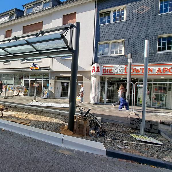 Das Foto zeigt die fast fertige neue Bushaltestelle auf der Wipperfürther Hochstraße.