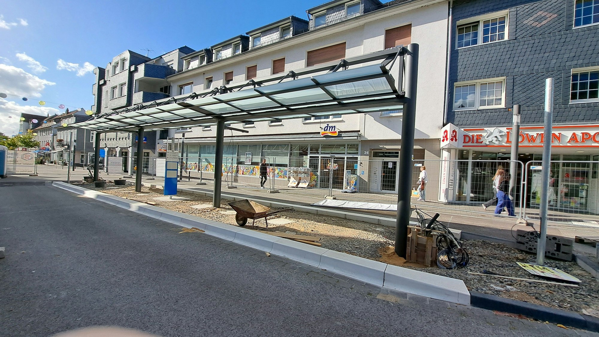 Das Foto zeigt die fast fertige neue Bushaltestelle auf der Wipperfürther Hochstraße.