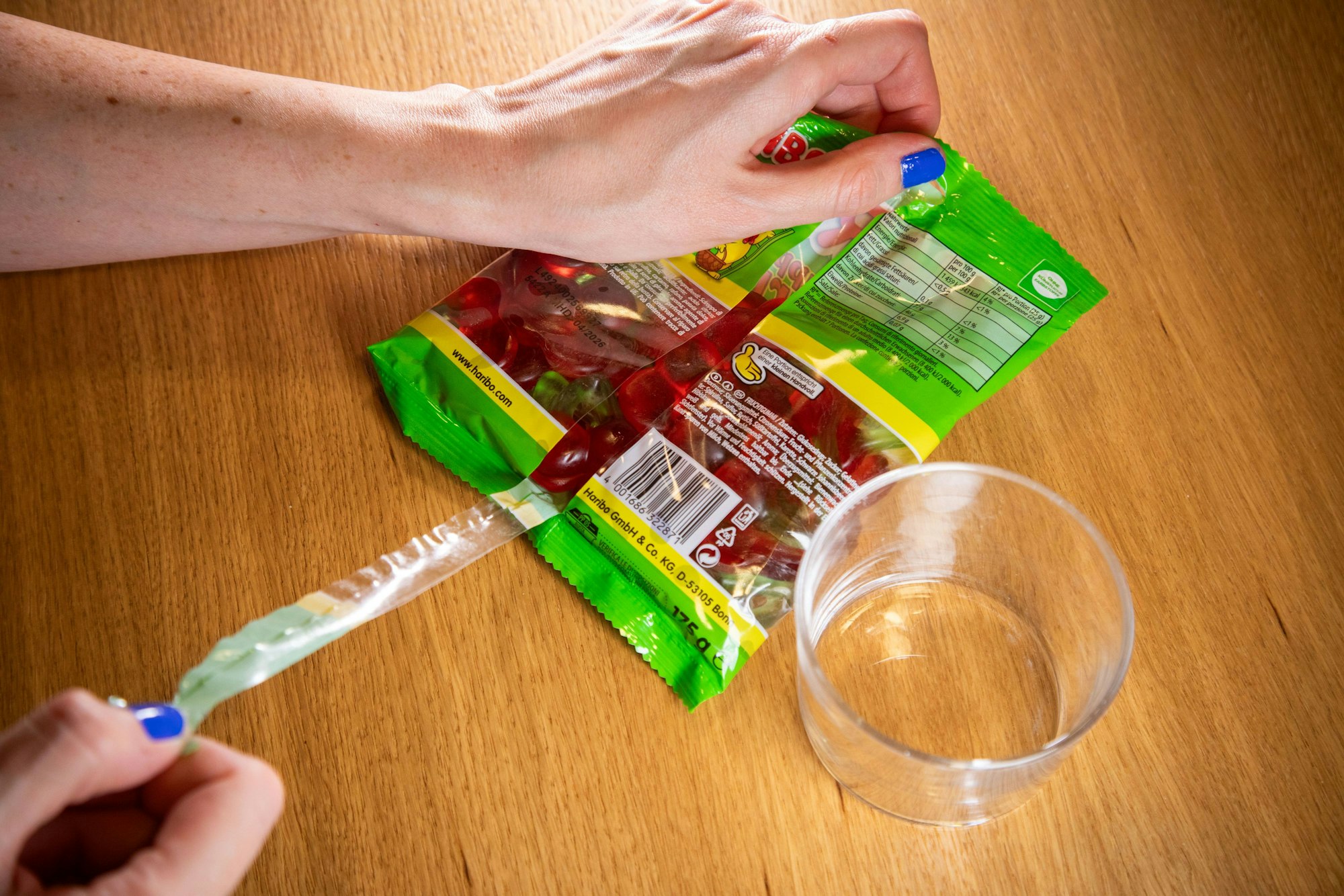 Schritt 2: Die obere Schicht der Lasche nach unten ziehen.