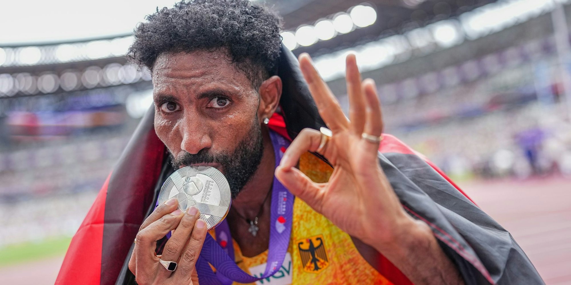 Amanal Petros feiert Silber im Marathon.