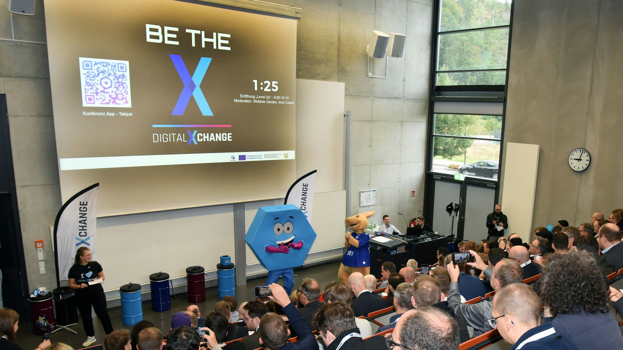 Der volle Hörsaal an der TH Köln Campus Gummersbach mit den Maskottchen Gummi und Hubbie.