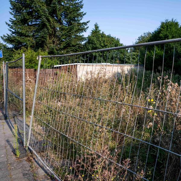 Das Bild zeigt einen Zaun, der das Grundstück an der Triftstraße absichert.