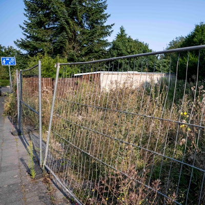 Das Bild zeigt einen Zaun, der das Grundstück an der Triftstraße absichert.