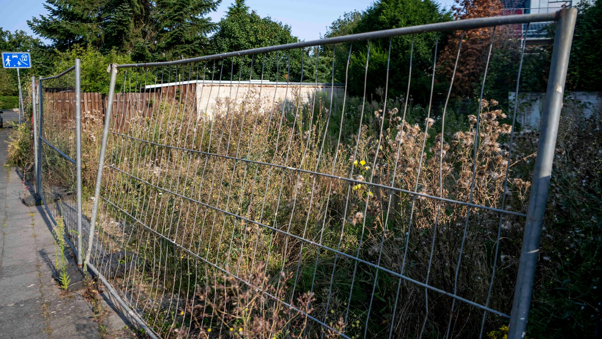 Das Bild zeigt einen Zaun, der das Grundstück an der Triftstraße absichert.