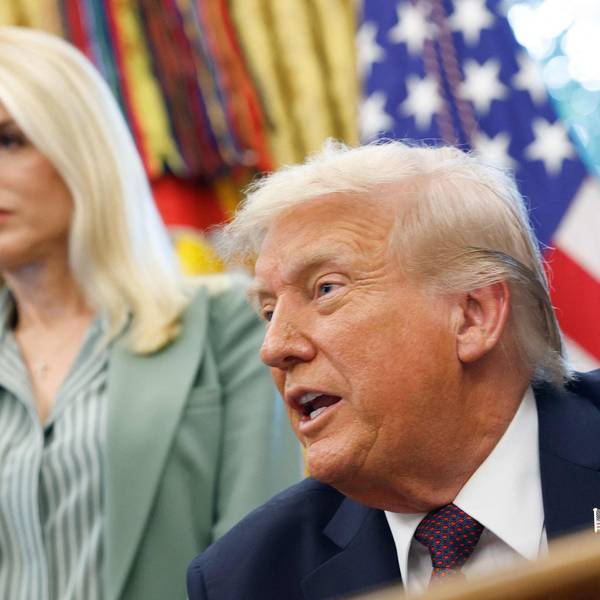 US-Präsident Donald Trump im Oval Office. Im Hintergrund ist US-Justizministerin Pam Bondi zu sehen. (Archivbild)