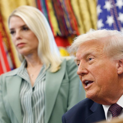 US-Präsident Donald Trump im Oval Office. Im Hintergrund ist US-Justizministerin Pam Bondi zu sehen. (Archivbild)