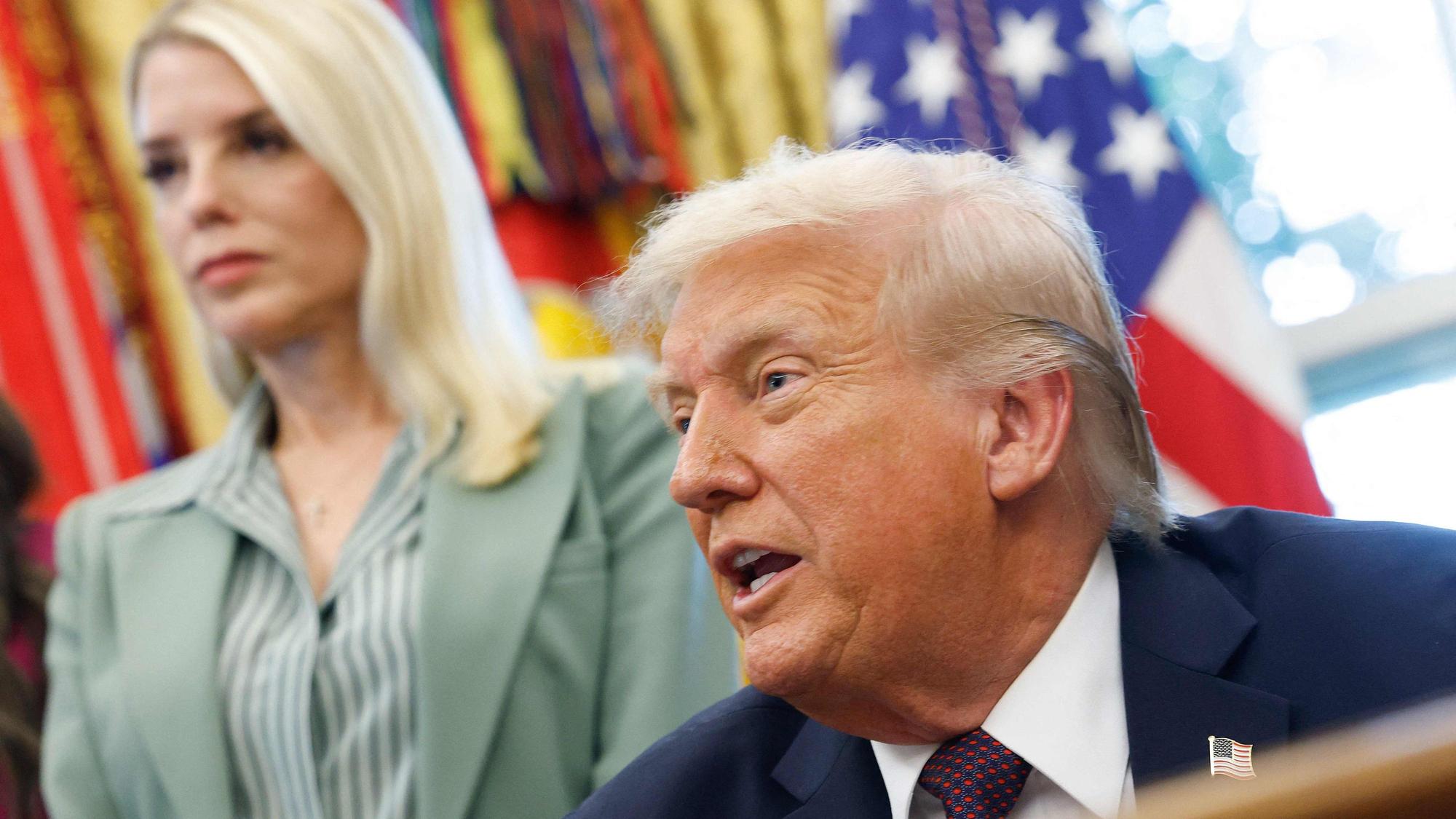 US-Präsident Donald Trump im Oval Office. Im Hintergrund ist US-Justizministerin Pam Bondi zu sehen. (Archivbild)