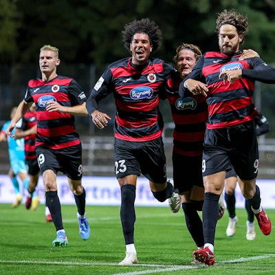 16.09.2025, Fußball, FC Viktoria Köln TSG 1899 Hoffenheim II, 3.Liga, Sportpark Höhenberg, Saison 2025 2026: Torjubel nach dem Tor zum 2:1 Elfmeter durch Torschütze Lex-Tyger Lobinger Viktoria Koeln 09 zusammen mit Tobias Eisenhuth Viktoria Koeln 06 und Benjamin Zank Viktoria Koeln 23 DFB regulations prohibit any use of photographs as image sequences and or quasi-video. Nordrhein-Westfalen Deutschland *** 16 09 2025, Football, FC Viktoria Köln TSG 1899 Hoffenheim II, 3 Liga, Sportpark Höhenberg, Saison 2025 2026 Goal celebration after the goal for the 2 1 penalty by scorer Lex Tyger Lobinger Viktoria Koeln 09 together with Tobias Eisenhuth Viktoria Koeln 06 and Benjamin Zank Viktoria Koeln 23 DFB regulations prohibit any use of photographs as image sequences and or quasi video Nordrhein Westfalen Germany