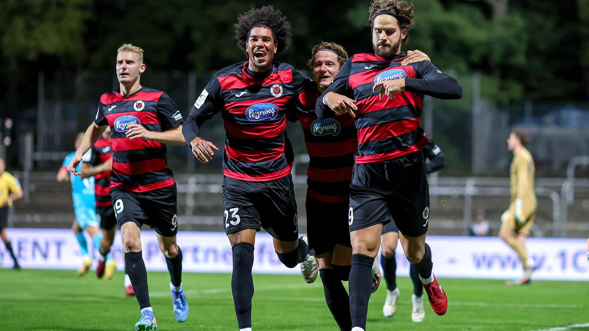 16.09.2025, Fußball, FC Viktoria Köln TSG 1899 Hoffenheim II, 3.Liga, Sportpark Höhenberg, Saison 2025 2026: Torjubel nach dem Tor zum 2:1 Elfmeter durch Torschütze Lex-Tyger Lobinger Viktoria Koeln 09 zusammen mit Tobias Eisenhuth Viktoria Koeln 06 und Benjamin Zank Viktoria Koeln 23 DFB regulations prohibit any use of photographs as image sequences and or quasi-video. Nordrhein-Westfalen Deutschland *** 16 09 2025, Football, FC Viktoria Köln TSG 1899 Hoffenheim II, 3 Liga, Sportpark Höhenberg, Saison 2025 2026 Goal celebration after the goal for the 2 1 penalty by scorer Lex Tyger Lobinger Viktoria Koeln 09 together with Tobias Eisenhuth Viktoria Koeln 06 and Benjamin Zank Viktoria Koeln 23 DFB regulations prohibit any use of photographs as image sequences and or quasi video Nordrhein Westfalen Germany