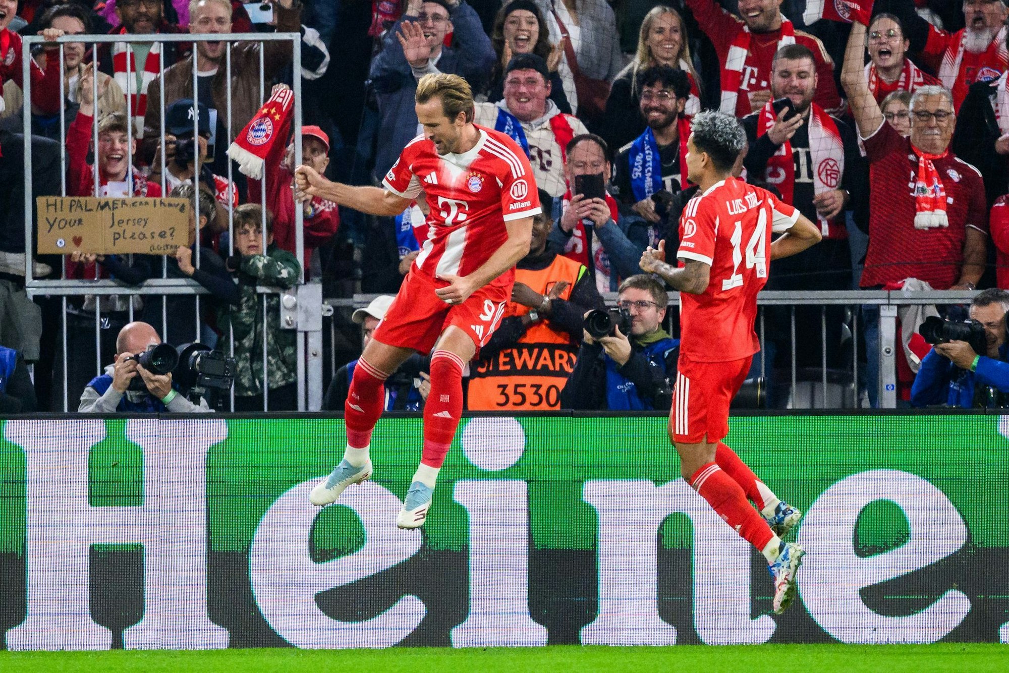 Harry Kane hebt nach seinem 3:1 ab zum Torjubel, rechts freut sich Luis Díaz.
