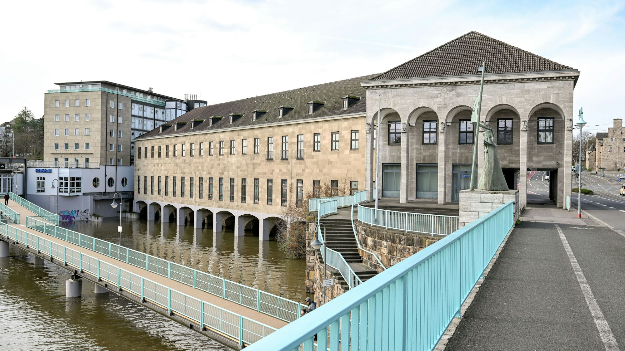 Zu sehen ist ein Gebäude an einem Fluss.