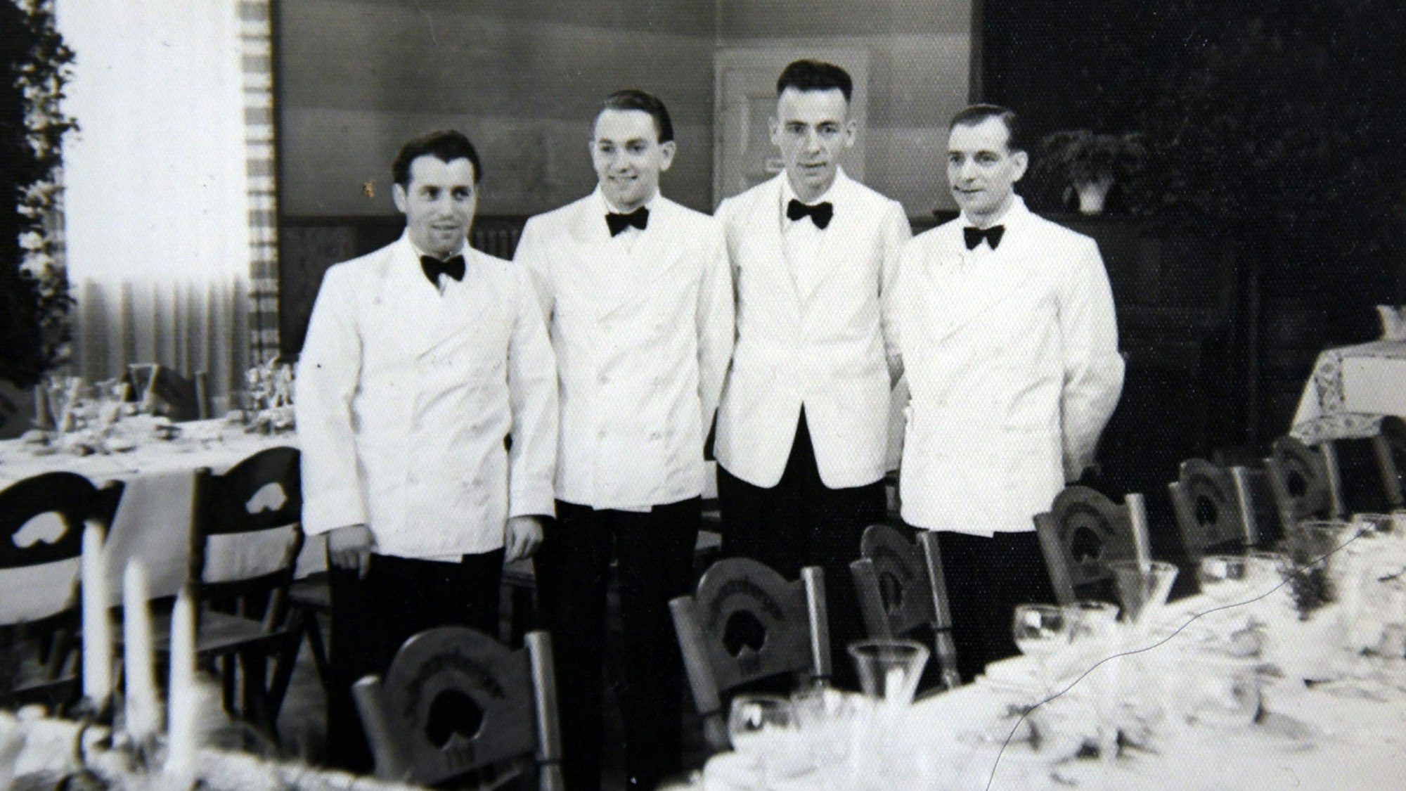 Ehemalige Mitarbeiter des Schwarzenberger Hofes posierten für ein Foto hinter festlich gedeckter Tafel.