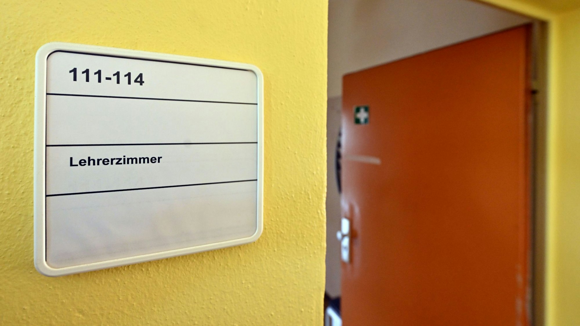 Laut Zahlen des Schulministeriums sind rund 9.800 Lehrer in NRW einen Monat oder länger krank. (Symbolbild)