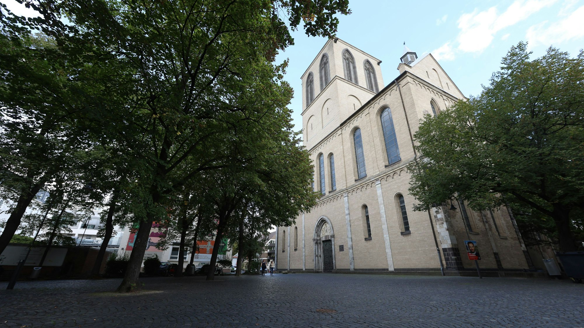 Platz vor der Kirche St. Kunibert in Köln