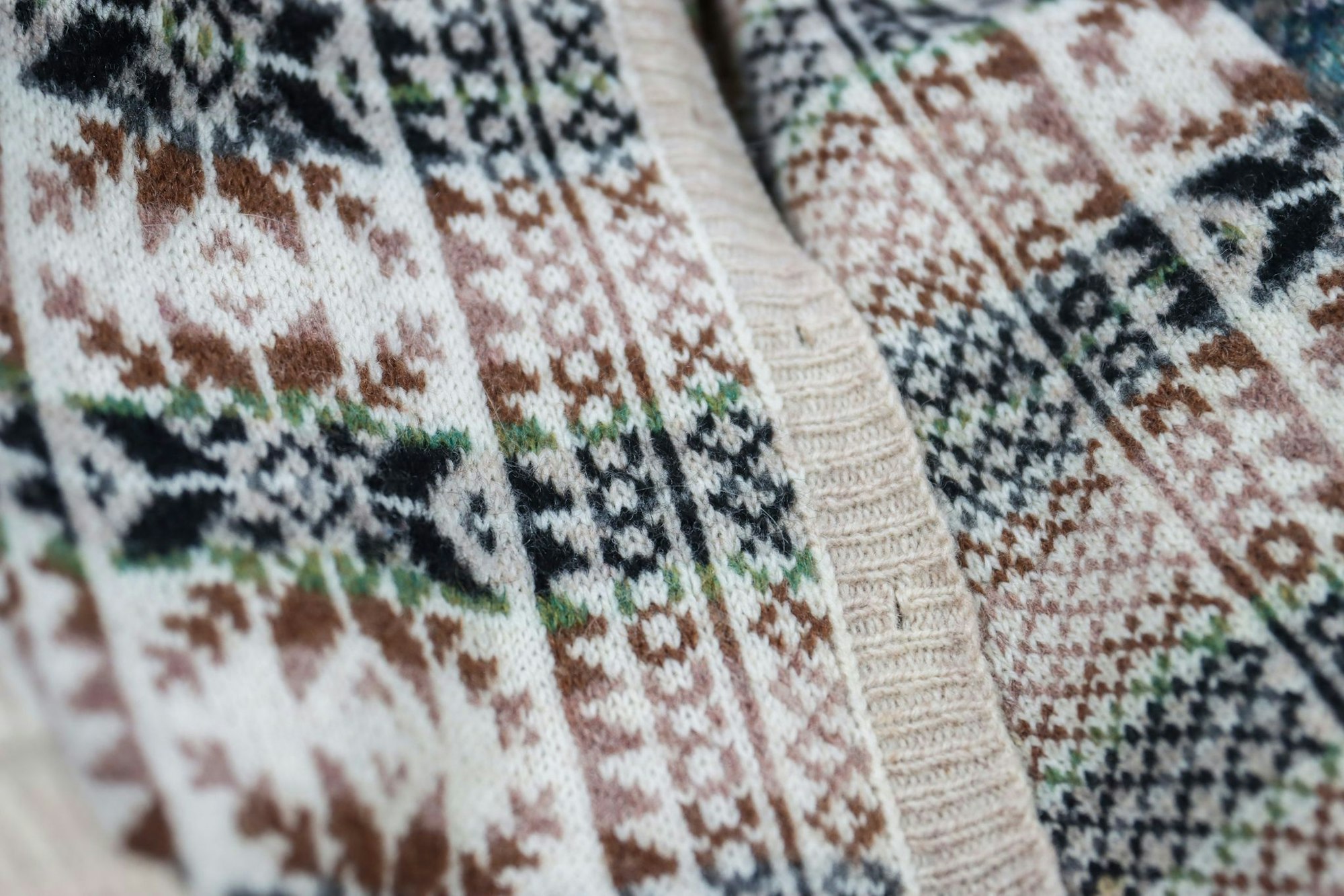 Fair-Isle-Strickjacke - die Muster zu stricken erfordert hohe Handarbeitskunst.