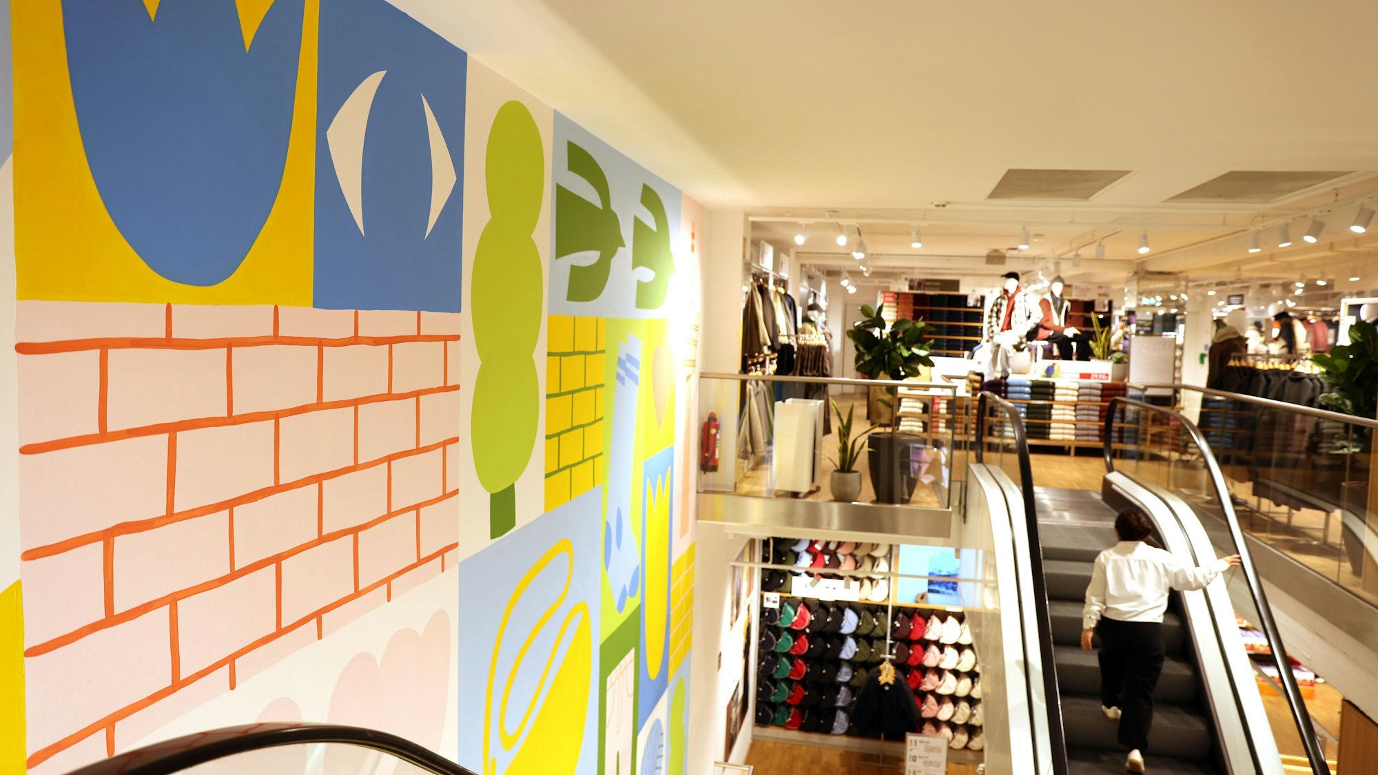 Nur noch drei Etagen statt fünf, dafür an prominenterem Standort: Der neue Uniqlo-Store an der Schildergasse.