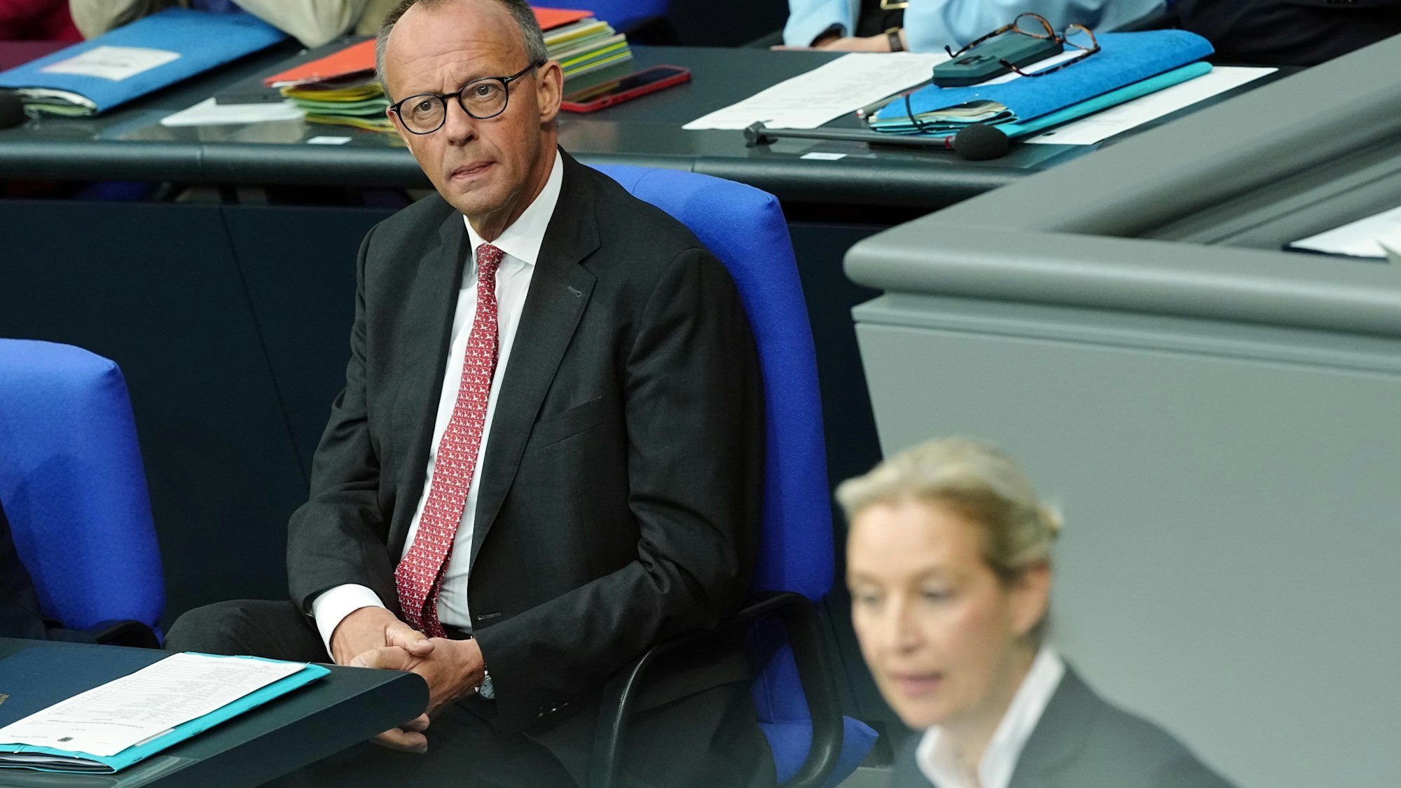 17.09.2025, Berlin: Alice Weidel, Fraktions- und Bundesvorsitzende der AfD, spricht während der Generaldebatte zum Haushalt 2025 im Bundestag, während Bundeskanzler Friedrich Merz (CDU) zuhört. Die Generaldebatte ist der Höhepunkt der Haushaltsberatungen im Bundestag. Foto: Kay Nietfeld/dpa +++ dpa-Bildfunk +++
