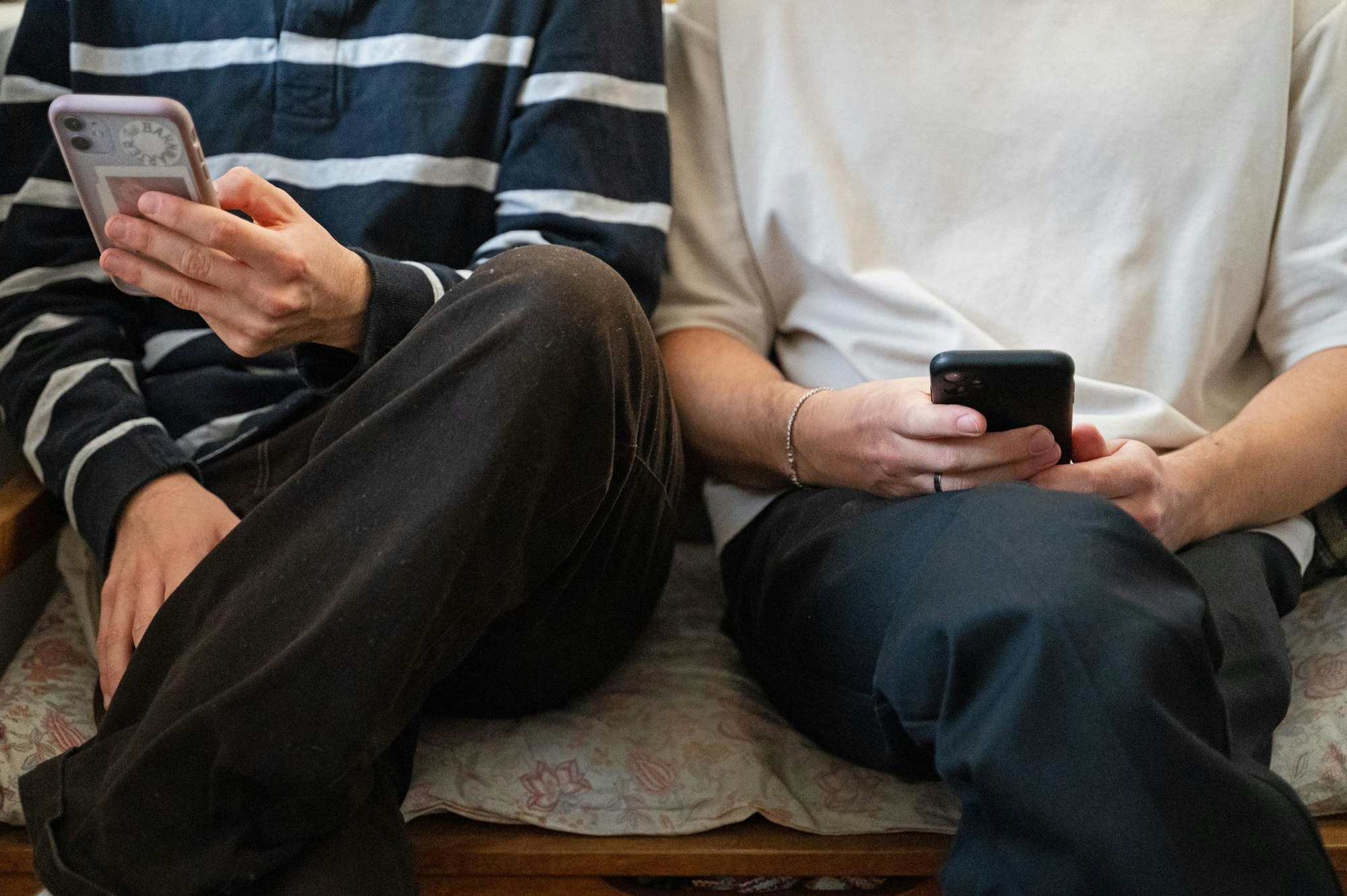 Im Schnitt verbringen 15-Jährige in Deutschland laut OECD fast sieben Stunden täglich an diversen Bildschirmen (Archivbild).